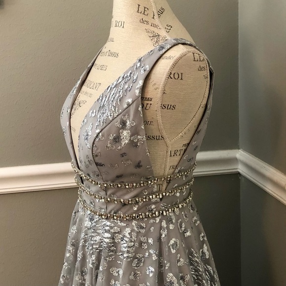 NEW JOVANI JVN SZ 2 SILVER JEWELED DEEP V FORMAL EVENING GOWN - Picture 9 of 16